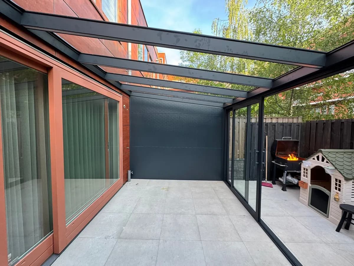Veranda met glazen dak en open zicht op de tuin